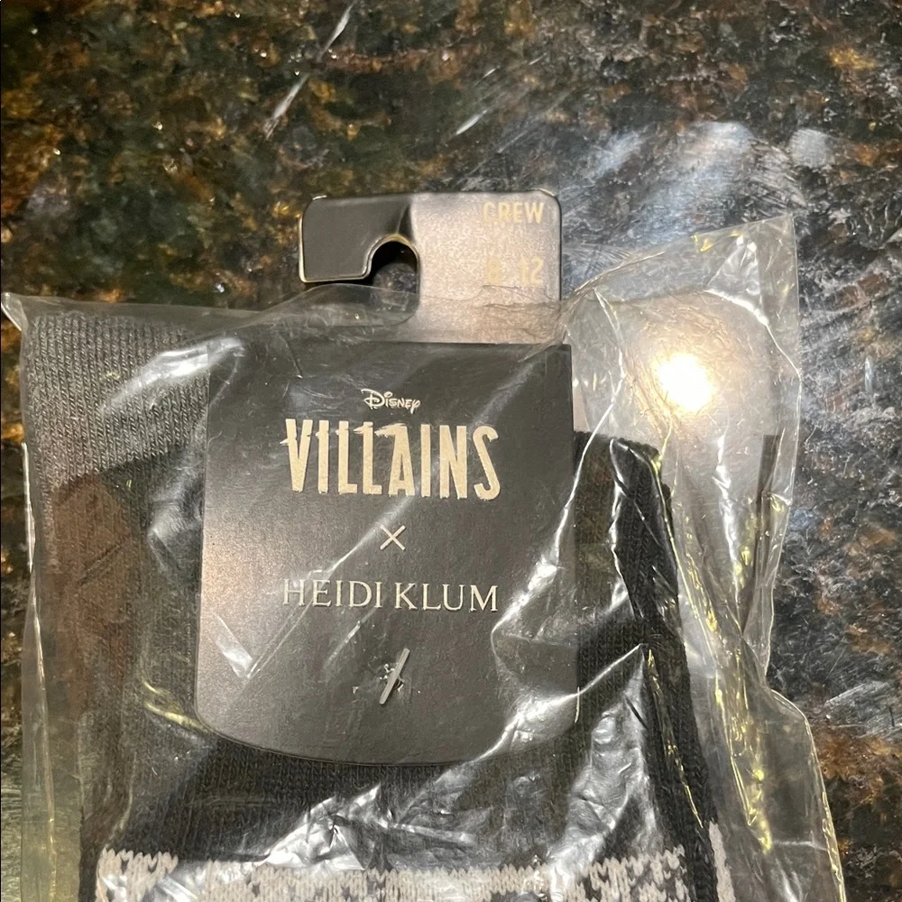 Ms Marvel wallet Wristlet / Star Wars & Disney Villians Heidi Klum Ursula socks - Picture 6 of 7